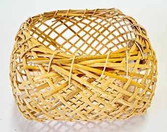 Rustic Handwoven Wicker Basket, Japanese Ikebana Vase, Chic Vintage Inspired Handmade Eco-Friendly Decor, Stylish Rattan Decoration