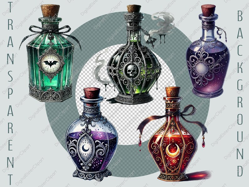 Op de afbeelding: Vijf sierlijke glazen flessen met metalen accenten en stoppen. Elke fles bevat een vloeistof in een andere kleur en heeft een uniek ontwerp, waaronder een vleermuis, een schedel, een halve maan en sterren.