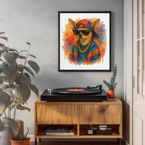Arte de parede para impressão de Chihuahua – Retrato de cachorro hip hop dos anos 90 – Presente engraçado e rápido para amantes de cães, decoração retrô para animais de estimação, pôster digital para download