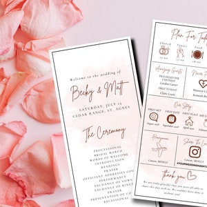 Op de afbeelding: Twee huwelijksceremonieprogramma's met een aquarel achtergrond en tekst. Het linkerprogramma geeft de details van de ceremonie weer, terwijl het rechterprogramma de planning van de dag schetst. Roze rozenblaadjes omringen de programma's.