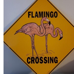 VTG Flamingo Crossing .. Novedad Letrero de metal divertido 12 in x 12 in Yellow Crosswalks