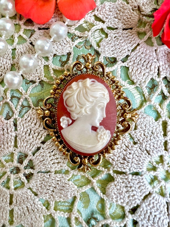 Beautiful Vintage Cameo Brooch, Gold Tone