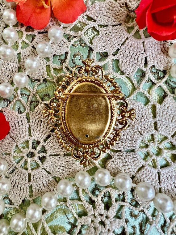 Beautiful Vintage Cameo Brooch, Gold Tone - image 3