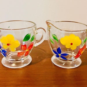 Ensemble de sucrier et crémier en verre pressé transparent Bartlett Collins vintage des années 1950 peint à la main.  Fleurs lumineuses peintes à la main sur verre transparent.