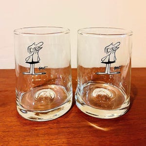 Dos vasos de cerveza vintage de la Edad de Hielo de mediados de siglo, con un hombre de las cavernas, de Johnny Hart. Artículos de bar MCM de BC Comics. Jarra divertida.