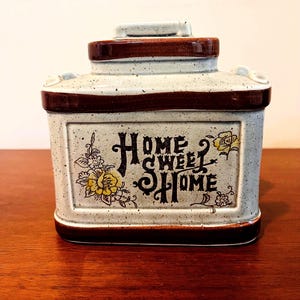 Vintage Made in Japan „Home Sweet Home“ Keramik Grau und Braun Servietten- oder Briefhalter. Kitchy Serviettenhalter. Sammler Geschirr