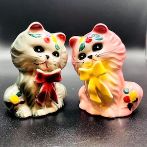 Vintage Handpainted Made in Japan House of David Blue and Pink Kittens with Yellow and Pink Bows Salt and Pepper Shakers. Collectable Cats.