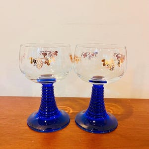 2 copas de vino vintage de cristal azul Roemer de MCM Luminarc. Copas de vino con motivos de uva y hojas doradas diseñadas por G. Durand.