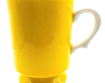 Taza vintage con pedestal amarilla de MCM, fabricada en Japón
