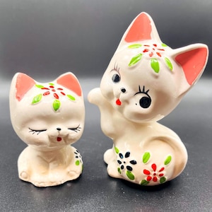 Vintage MCM Made in Japan Cat/Kitten Salt and Pepper Shakers with Flowers. Collectable Handpainted Flower Cat Salt and Pepper Shakers.