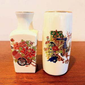 1970 年代の日本製ヴィンテージ手描き花瓶 2 個。金と銀のディテールが施されたカートや花の鮮やかなアートワーク。収集価値のある花瓶。