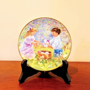 &quot;Vintage 1997 Avon &quot;&quot;Ein Geschenk für Mutter&quot;&quot; Porzellan getrimmt in 22K Gold, Muttertagsteller&quot; Avon Sammelteller. Kätzchen und Kinder Teller.