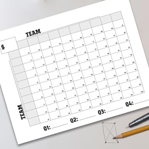 Puede incluir: Una cuadrícula de papel blanco con cuadrados numerados, etiquetada para un equipo y trimestres. La palabra "TEAM" está impresa en la parte superior y lateral. Un signo de dólar está en la esquina superior izquierda. Un lápiz y un bolígrafo están en la esquina inferior derecha.
