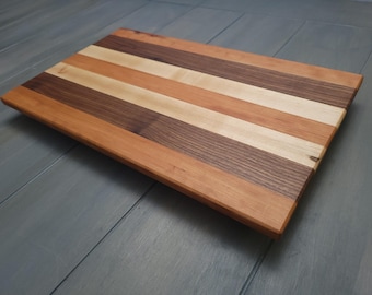 Handgemaakte snijplank van walnoot, kersen en esdoorn: 18,75 x 11,4 x 1,5 inch