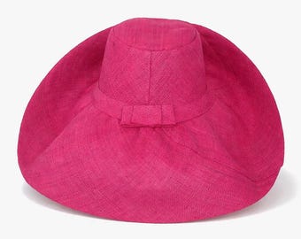 Sombrero de rafia con ala curva y ala ancha en color mora de Madagascar.