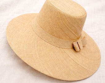 Sombrero de ala plana de rafia en color natural de Madagascar