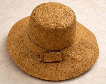 Sombrero de sol de rafia de ala plana en color tostado de Madagascar