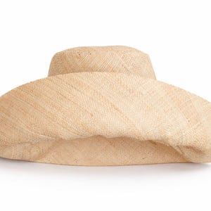 Sombrero de rafia con ala curva y ala estándar en color natural de Madagascar