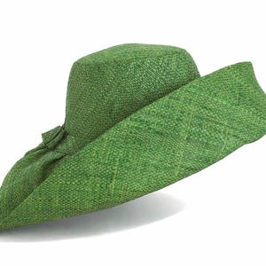 Raffia Curve Brim Hat Standard Brim in Clover Green Madagascan