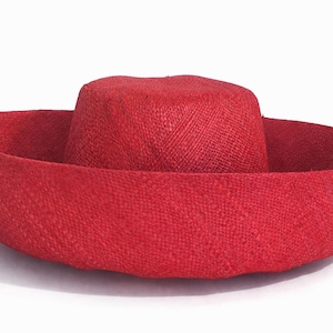 Chapeau en raphia Curve avec bord standard en rouge cerise de Madagascar