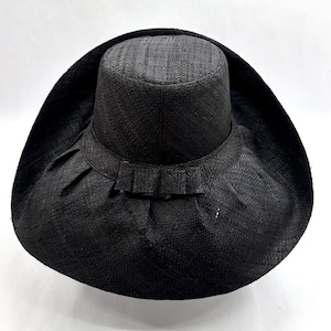 Raffia Curve Brim Hat Standard Brim in Black Madagascan