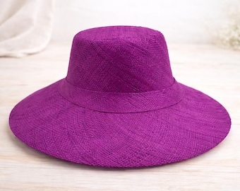 Sombrero de ala plana de rafia en color uva de Madagascar
