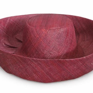 Raffia Curve Brim Hat Standard Brim in Wine Madagascan