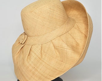 Chapeau RAFFIA CURVE BRIM dans des couleurs neutres de Madagascar, commerce équitable, durable.