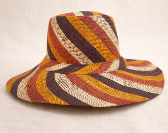 Sombrero de sol de rafia de ala plana en color caramelo de Madagascar