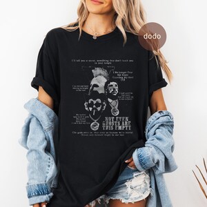 Könnte beinhalten: Schwarzes Grafik-T-Shirt mit einem Design mit dem Text "NOT EVEN GHOSTS ARE THIS EMPTY" und anderem Text. Das Design enthält Bilder von Gesichtern und Zitaten. Das T-Shirt wird von einer Person getragen.