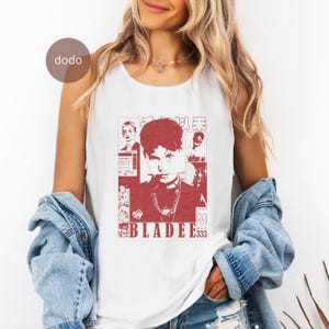 Puede incluir: Camiseta sin mangas blanca con un gráfico rojo. El diseño presenta un retrato y el texto "BLADEE 333", junto con otras imágenes y texto en un estilo collage.
