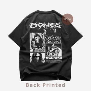 Könnte beinhalten: Schwarzes T-Shirt mit einem Grafikdesign auf der Rückseite. Das Design enthält das Wort "BONES" in einer stilisierten Schriftart über vier Schwarz-Weiß-Bildern und die Worte "TEAM SESH". Unten steht "Back Printed".