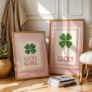 Póster con amuleto de la suerte, sello de chica de la suerte, decoración de dormitorio elegante, arte de pared rosa, arte de pared con trébol de cuatro hojas, impresión artística de moda, decoración de la suerte