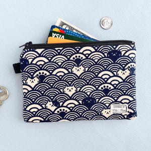 Geldbörse, Katzen Welle Kimono, mittelgroße handgemachte Tasche mit Reißverschluss, Schlüssel, roter Dobby Baumwoll Canvas Stoff, japanische Ästhetik Minimalismus