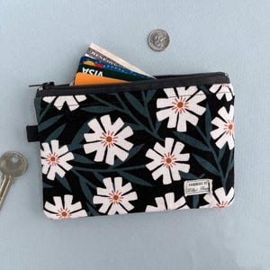 Porte-monnaie en velours côtelé de coton bio, Pochette fabriquée à la main, Cartes d'identité, Clé, Betsy Siber, Phlox de la nuit, Week-end facile, Tissu doux, esthétique moderne