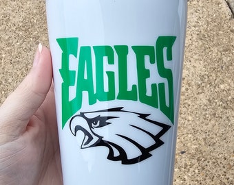 Gobelet en métal isolé 20 oz fabriqué avec des autocollants en vinyle de l'équipe de football des Eagles de Philadelphie / Peut ajouter votre nom / Recouvert d'une couche d'époxyde