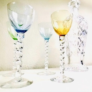 Vintage handgeblazen set van gekleurd glas met gedraaide stelen
