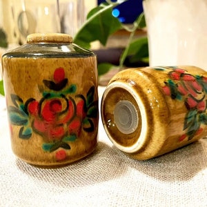Vintage terrakotta salt- och pepparkarset med handmålade rosor