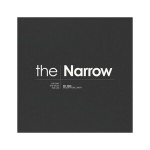 以下が含まれることがあります： ダークグレーの正方形のグラフィックデザインで、白い文字で「the Narrow」と書かれています。その下に、より小さな白い文字で「THE WAY THE TRUTH THE LIFE」、「EST. 2026」、「@QUIETFORCLARITY」とあり、すべて細い白い水平線と垂直線で区切られています。