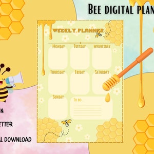 Puede incluir: Un juego de tres tazas de cerámica con un acabado mate moteado. Las tazas son en tonos crema, gris claro y gris oscuro. Cada taza tiene un diseño simple y minimalista, ideal para café o té.