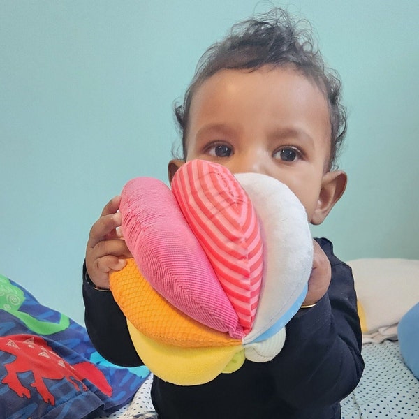 Boule en tissu arc-en-ciel | Jouets pour bébés et tout-petits | Jouet Montessori | Waldorf | Temps de récréation