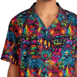 Puede incluir: Camisa de manga corta con un vibrante patrón psicodélico. El diseño presenta una densa disposición de formas y criaturas abstractas coloridas en tonos de azul, rosa, naranja y verde sobre un fondo negro. La camisa tiene un cuello clásico y cierre de botones.