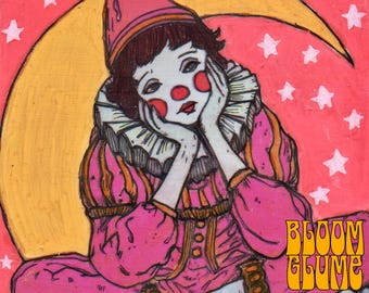 Pode incluir: Uma pintura extravagante de um palhaço triste em um traje rosa e laranja, sentado em frente a uma lua crescente amarela e estrelas rosas. O palhaço tem bochechas e lábios vermelhos e está usando um chapéu combinando. O texto "BLOOM GLUME" é laranja.