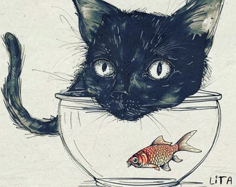 Pode incluir: Um gato preto com olhos grandes está olhando para dentro de uma tigela de vidro. Um pequeno peixe dourado laranja nada dentro da tigela. O texto "Bloom Glume" está escrito em preto na parte inferior esquerda da imagem. O texto "Lita" está escrito em preto na parte inferior direita da imagem.