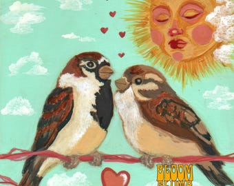 Pode incluir: Uma pintura original de dois pardais empoleirados numa linha vermelha, com um sol e corações no céu. Os pássaros têm penas castanhas e brancas. O texto "Bloom & Thyme" está em letras laranja na parte inferior.
