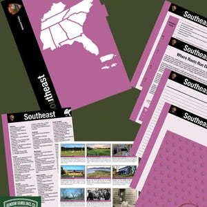 Könnte beinhalten: Eine Sammlung gedruckter Seiten mit dem Titel Southeast, die eine Karte der südöstlichen Vereinigten Staaten in Weiß auf violettem Hintergrund zeigen. Die Seiten enthalten Listen von Nationalparks, historische Texte und Fotos.