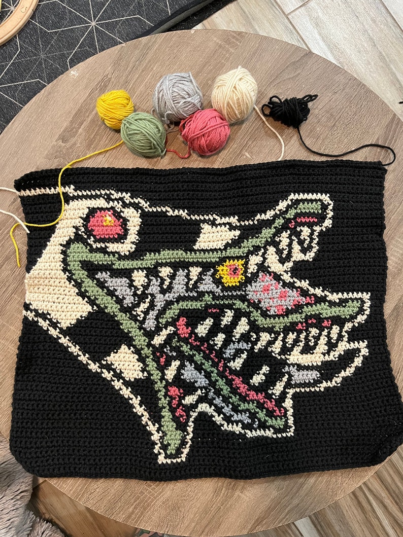 Beetlejuice sandworm tapestry crochet pattern / Wall hanging / home decor / goth art / dark art / intarsia crochet / Halloween decor image 3