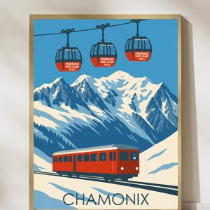 Peut inclure: Une affiche de voyage vintage représentant un train rouge et des téléphériques sur fond de montagnes enneigées et de ciel bleu. L'affiche comprend le texte "CHAMONIX" et "PANORAMIC MONT-BLANC 3210 m".
