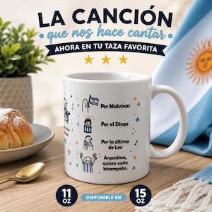 Puede incluir: Una taza de cerámica blanca con ilustraciones de dibujos animados y texto en español que incluye 'Por Malvinas', 'Por el Diego', 'Por la última de Leo' y 'Argentina, quiero verte bicampeón'. Disponible en tamaños de 11 oz y 15 oz.
