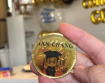 Naklejki z monetami czekoladowymi | Personalizowane etykiety na słodycze | Upominki na przyjęcia kasynowe, urodzinowe, z okazji ukończenia szkoły, walentynkowe | Etykiety na złote monety